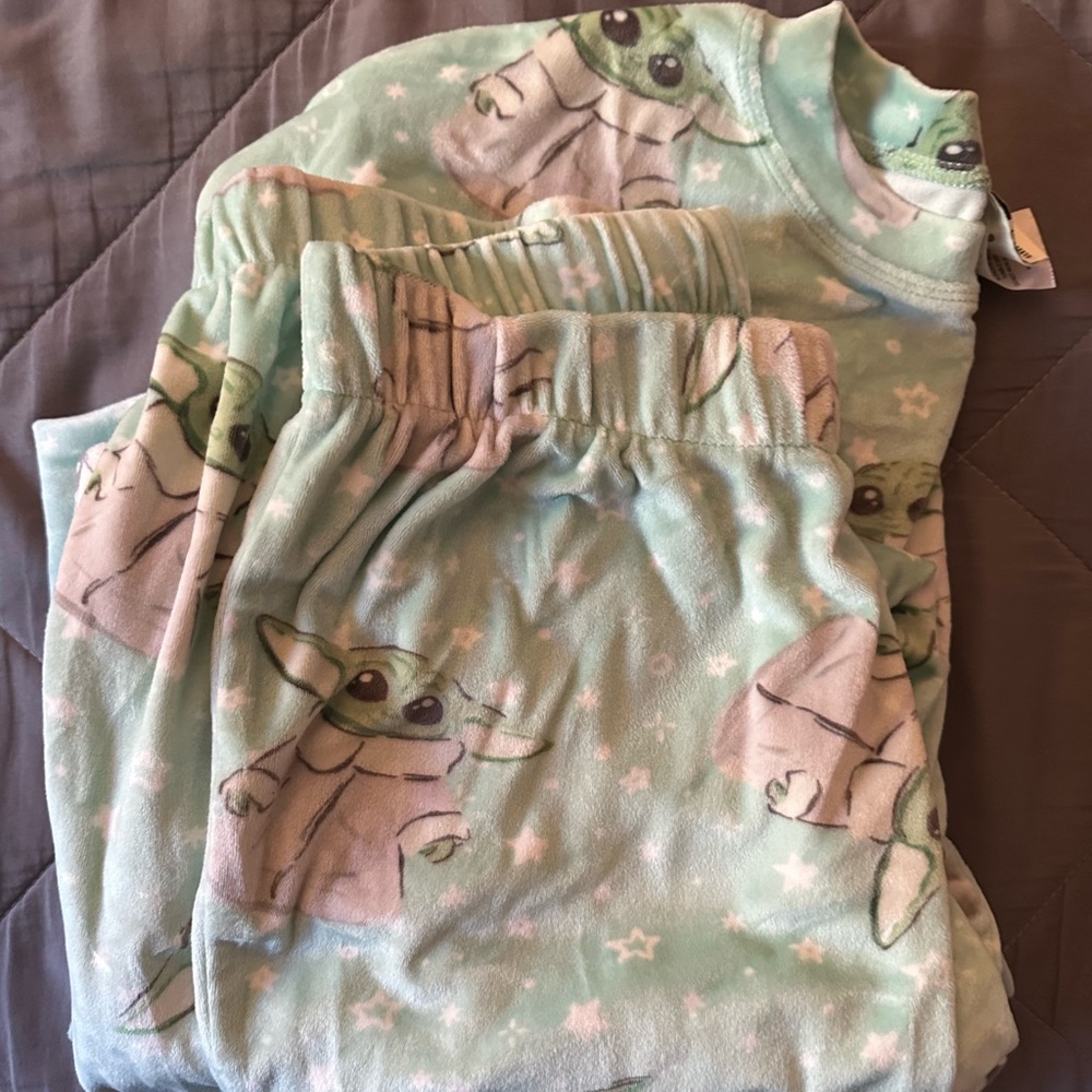 Baby yoda (Grogu) pIJAMAs medium size weight 168